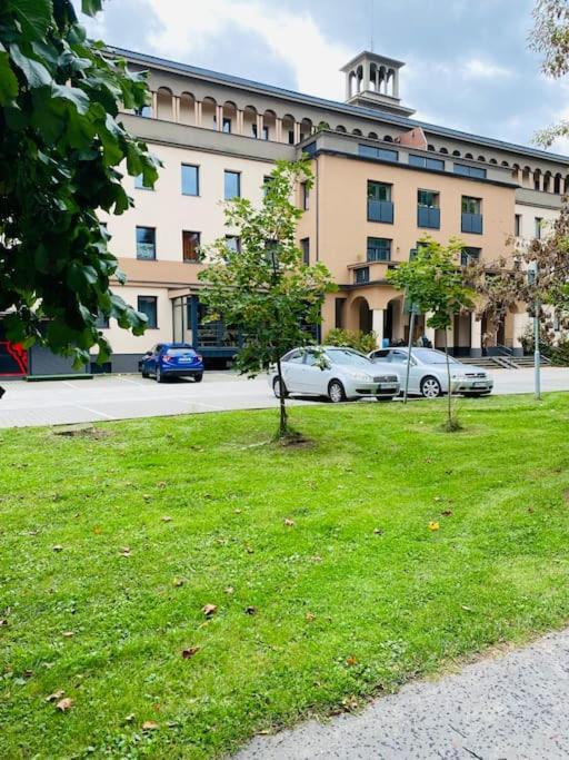 Residence Park Lovely Apartman With Private Parking Kysucke Nove Mesto Exteriör bild